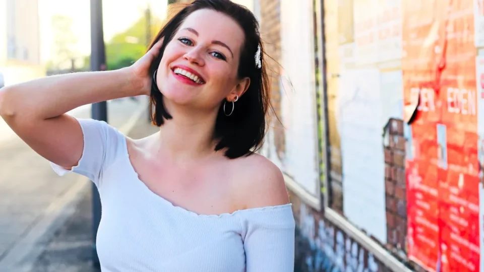 Hochzeitssaengerin Lea Christine bei einer emotionalen Performance.